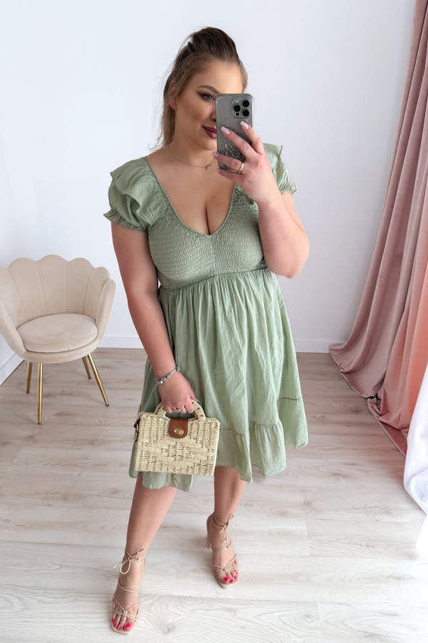 Sukienka mini z falbanką i gumkami na dekolcie Idylle - matcha 2
