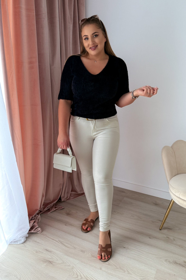 Sweter z dekoltem V Amber - czarny