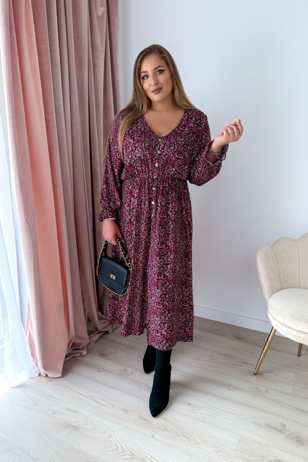 Sukienka plus size wiskozowa midi z dekoltem V czarna w drobne fioletowo-różowe kwiatki Calina 1