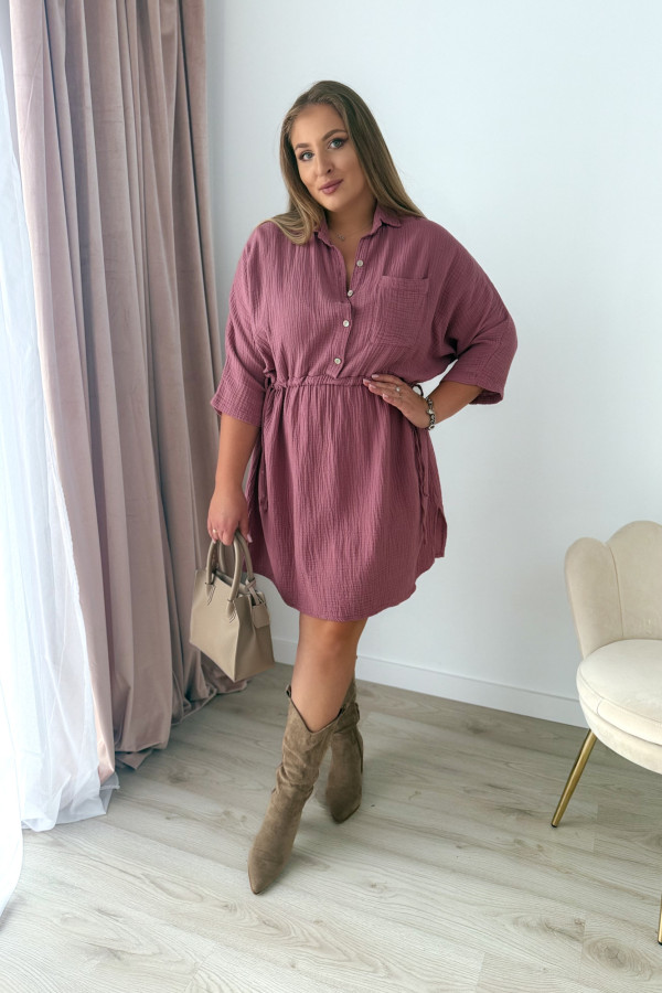 Sukienka muślinowa z guzikami na dekolcie plus size Miranda - jagoda