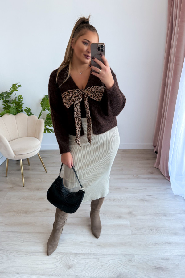 Sweter z panterkową kokardą Wild - czekolada 9