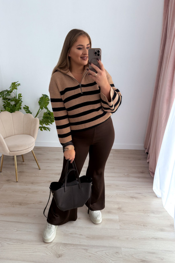 Sweter z zamkiem na dekolcie karmelowy w paski Aria 4