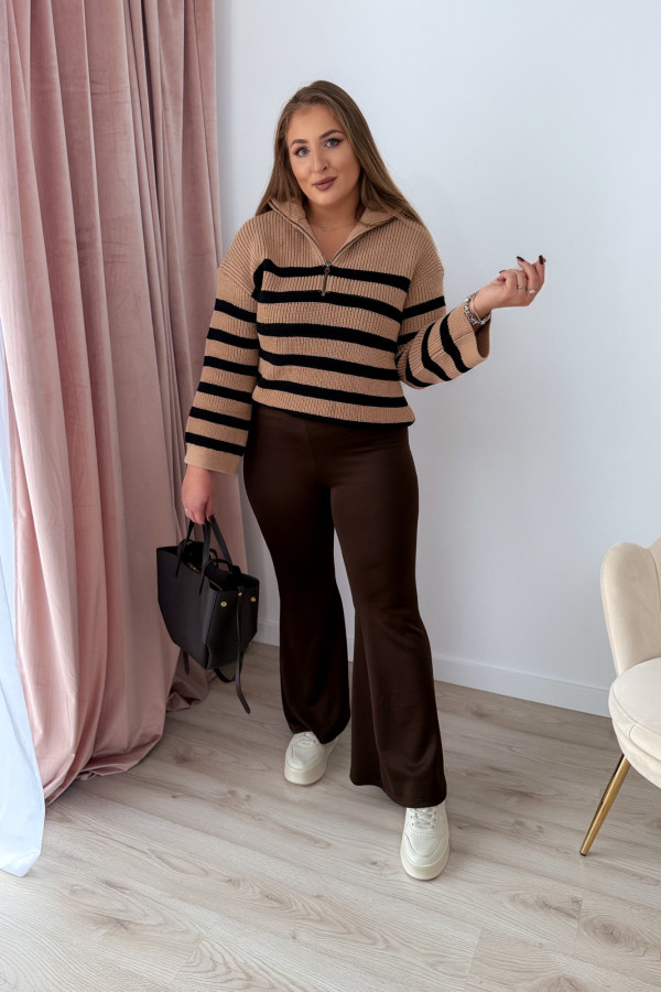 Sweter z zamkiem na dekolcie karmelowy w paski Aria 6
