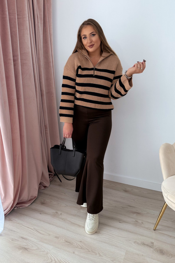 Sweter z zamkiem na dekolcie karmelowy w paski Aria 7