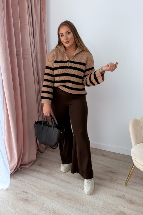 Sweter z zamkiem na dekolcie karmelowy w paski Aria 9