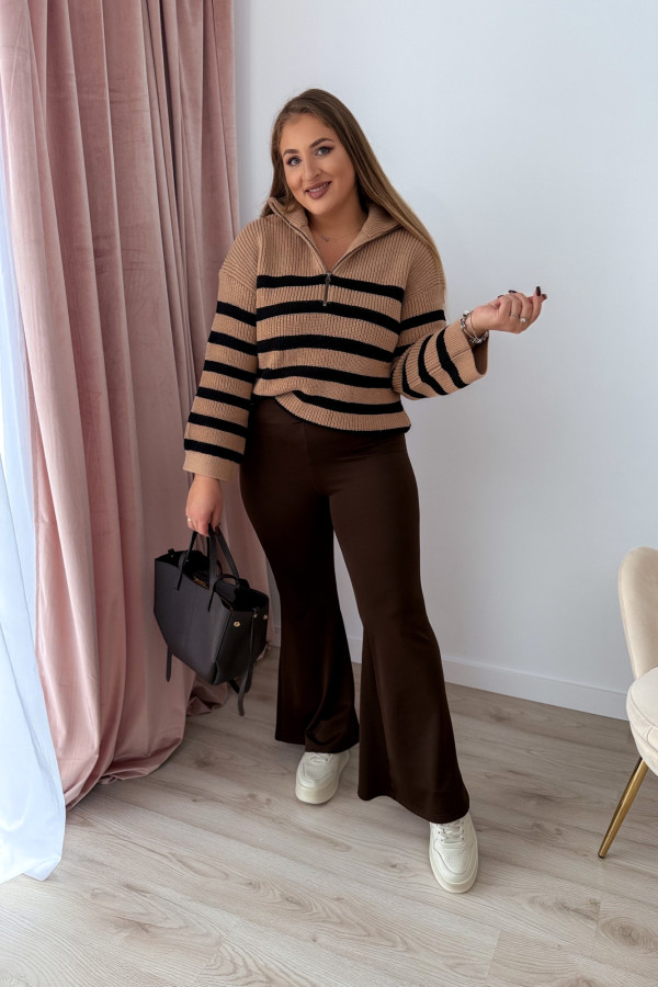 Sweter z zamkiem na dekolcie karmelowy w paski Aria 10