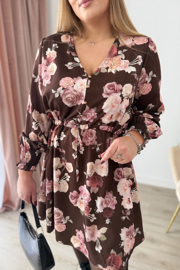 Sukienka krótka plus size czekoladowa w róże Nola 2