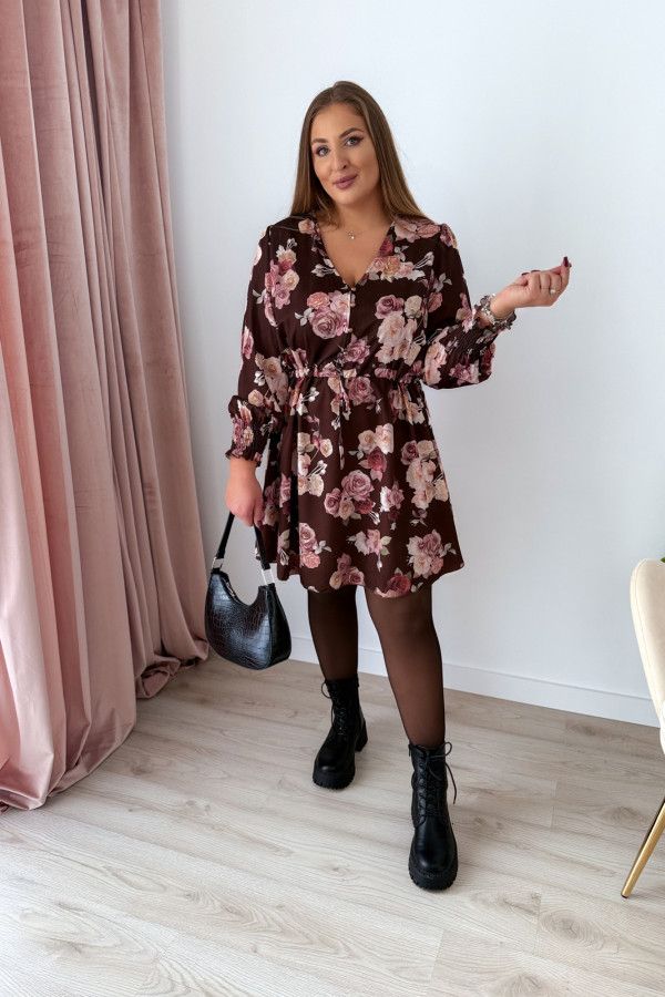 Sukienka krótka plus size czekoladowa w róże Nola 3