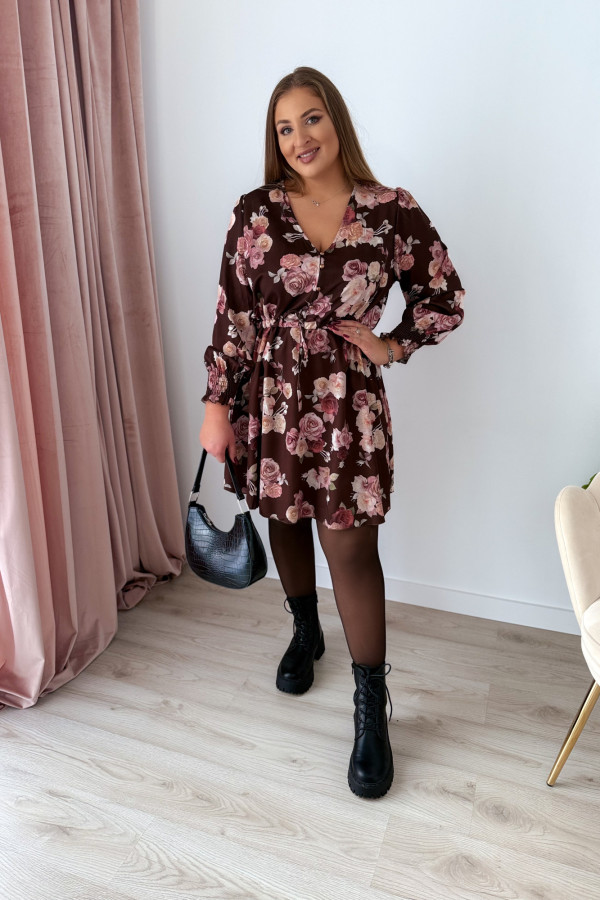 Sukienka krótka plus size czekoladowa w róże Nola
