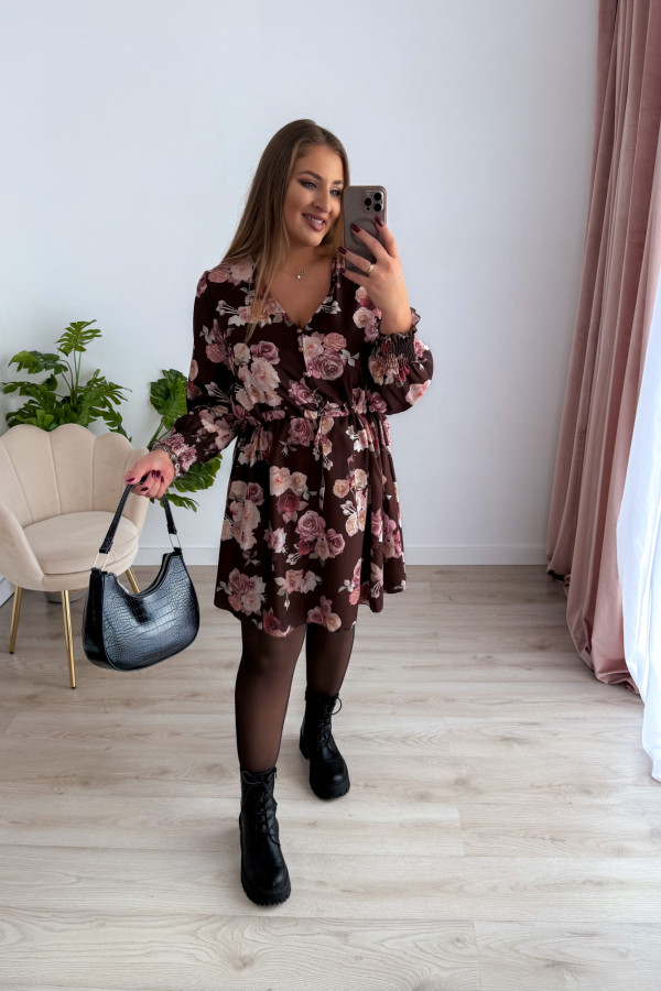 Sukienka krótka plus size czekoladowa w róże Nola 7
