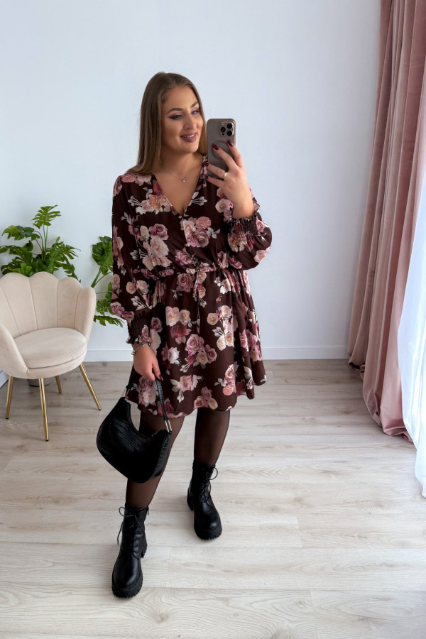 Sukienka krótka plus size czekoladowa w róże Nola 9