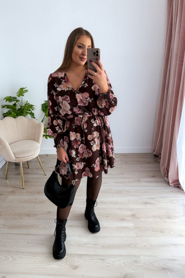 Sukienka krótka plus size czekoladowa w róże Nola 10