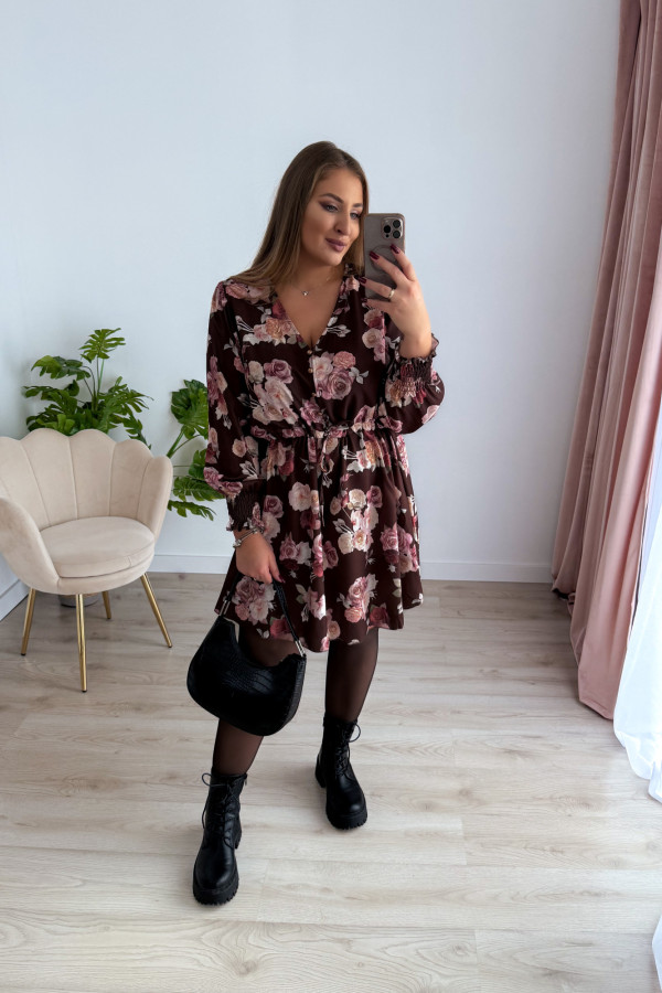 Sukienka krótka plus size czekoladowa w róże Nola 12