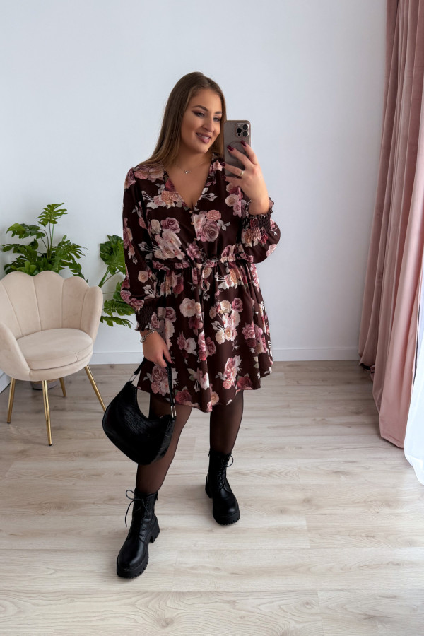 Sukienka krótka plus size czekoladowa w róże Nola 13