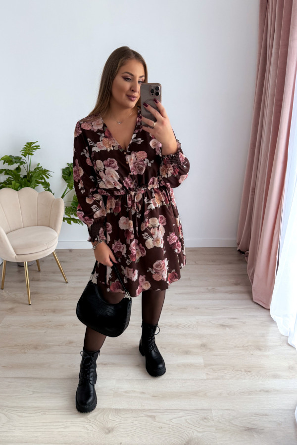 Sukienka krótka plus size czekoladowa w róże Nola 14