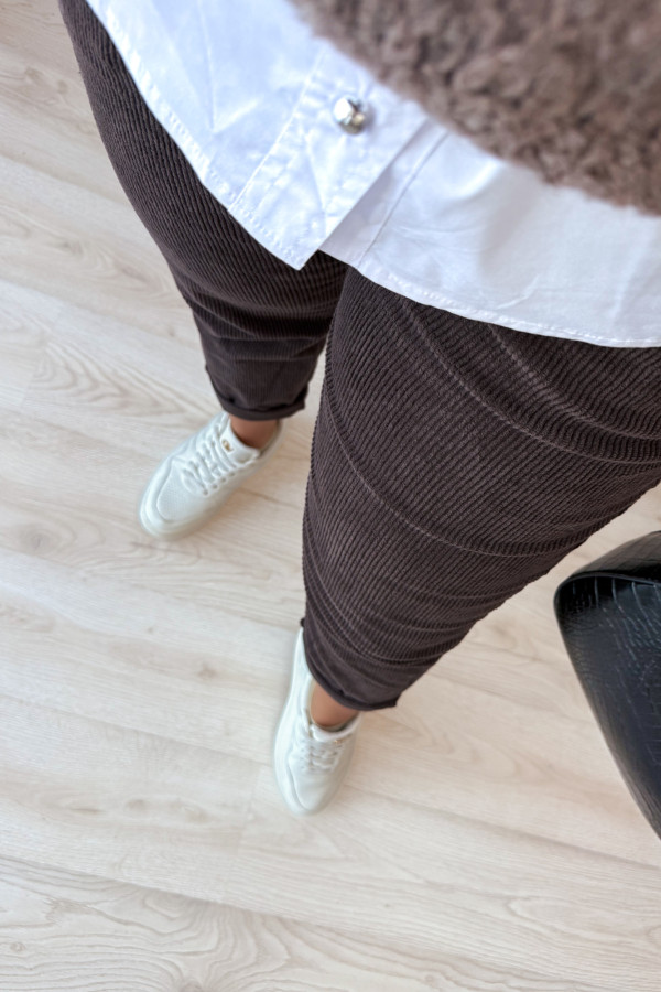 Spodnie sztruksowe mom fit Adelinda - czekolada 1